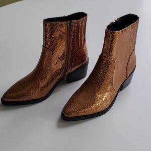 DV by Dolce Vita size 5 Gold booties